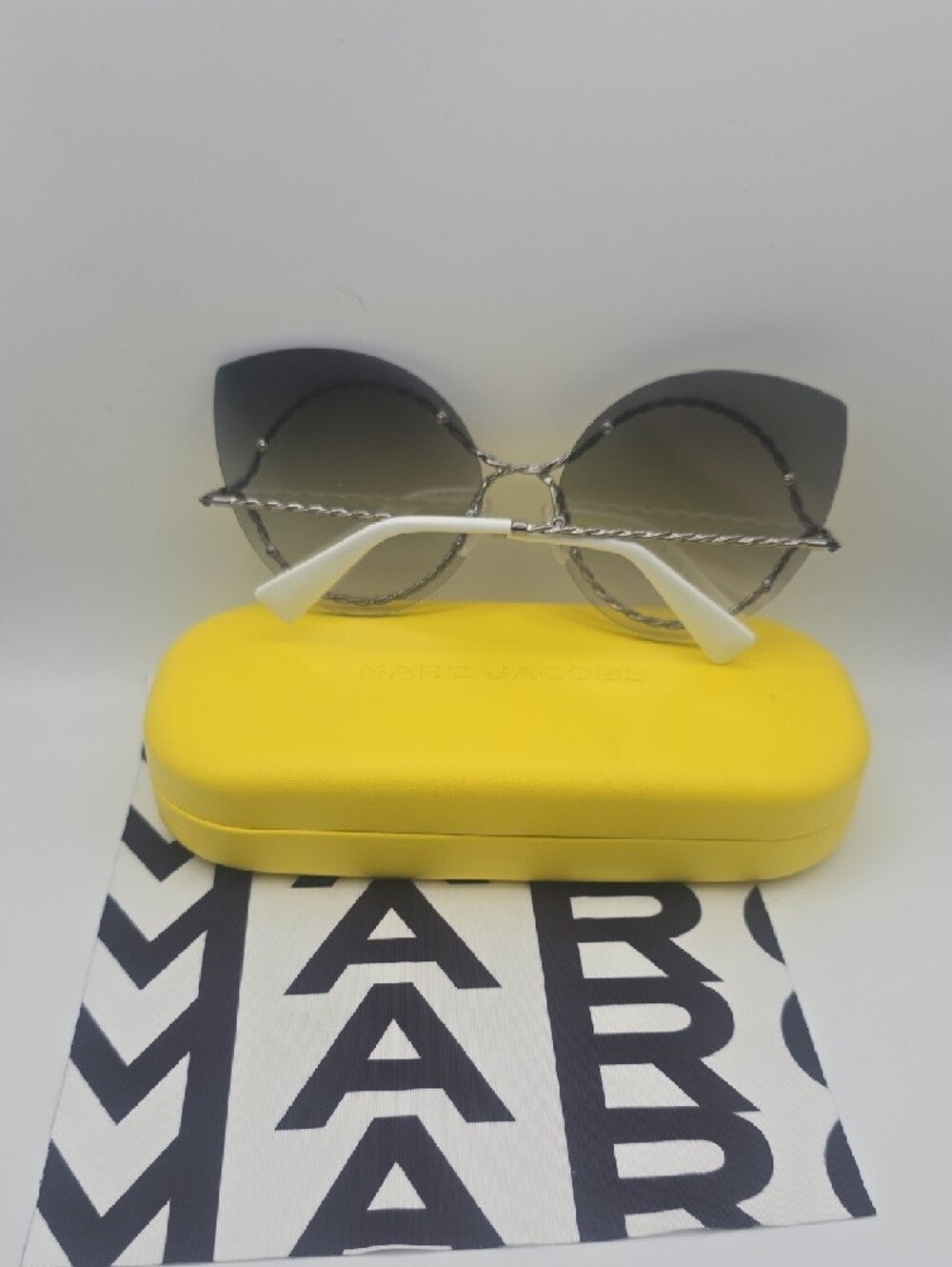 Marc Jacobs Silver Gradient Round Chain Cat-Eye Sunnies (FULL INC)(NWOT)🩶 - Picture 9 of 9